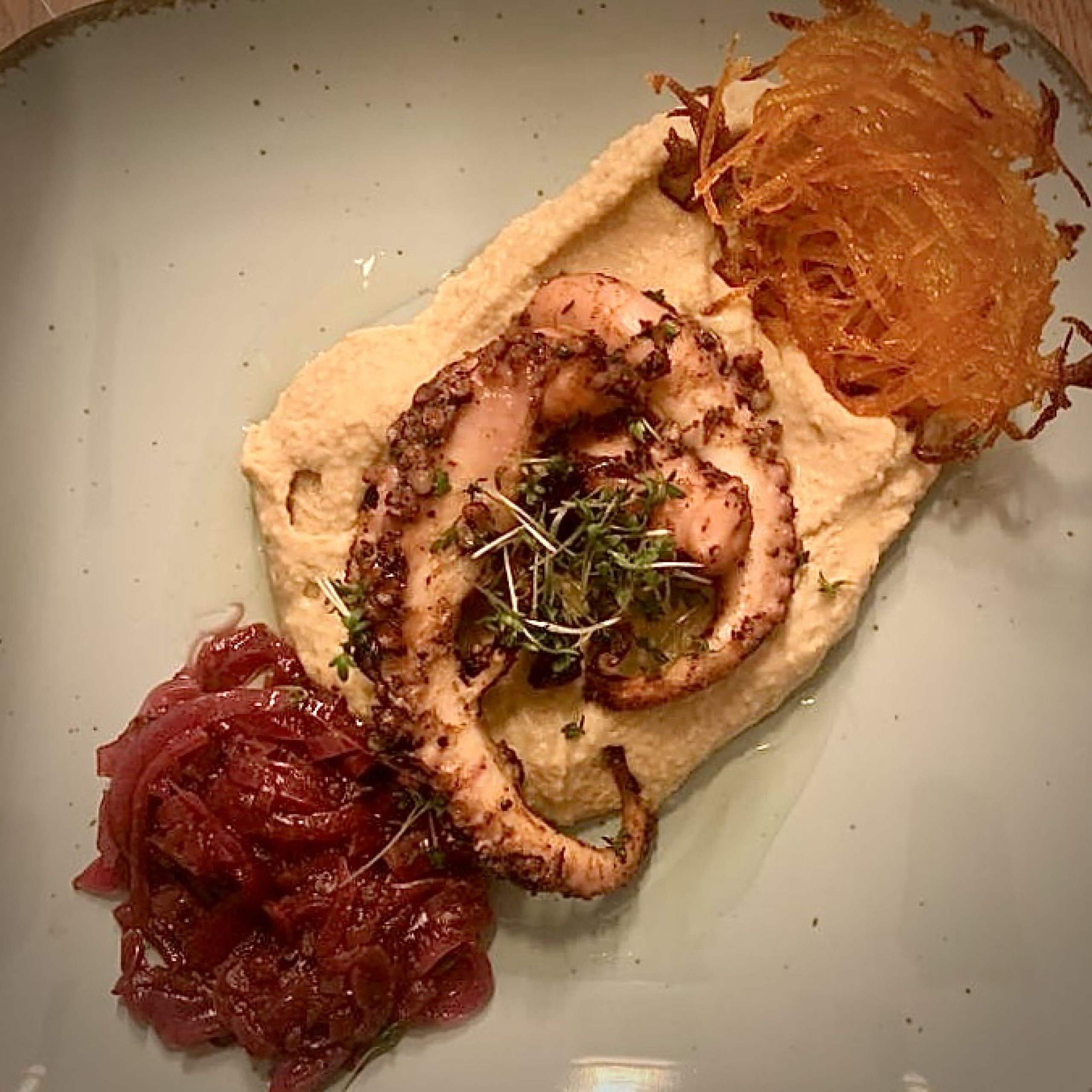 Pulpo auf Orangen-Humus