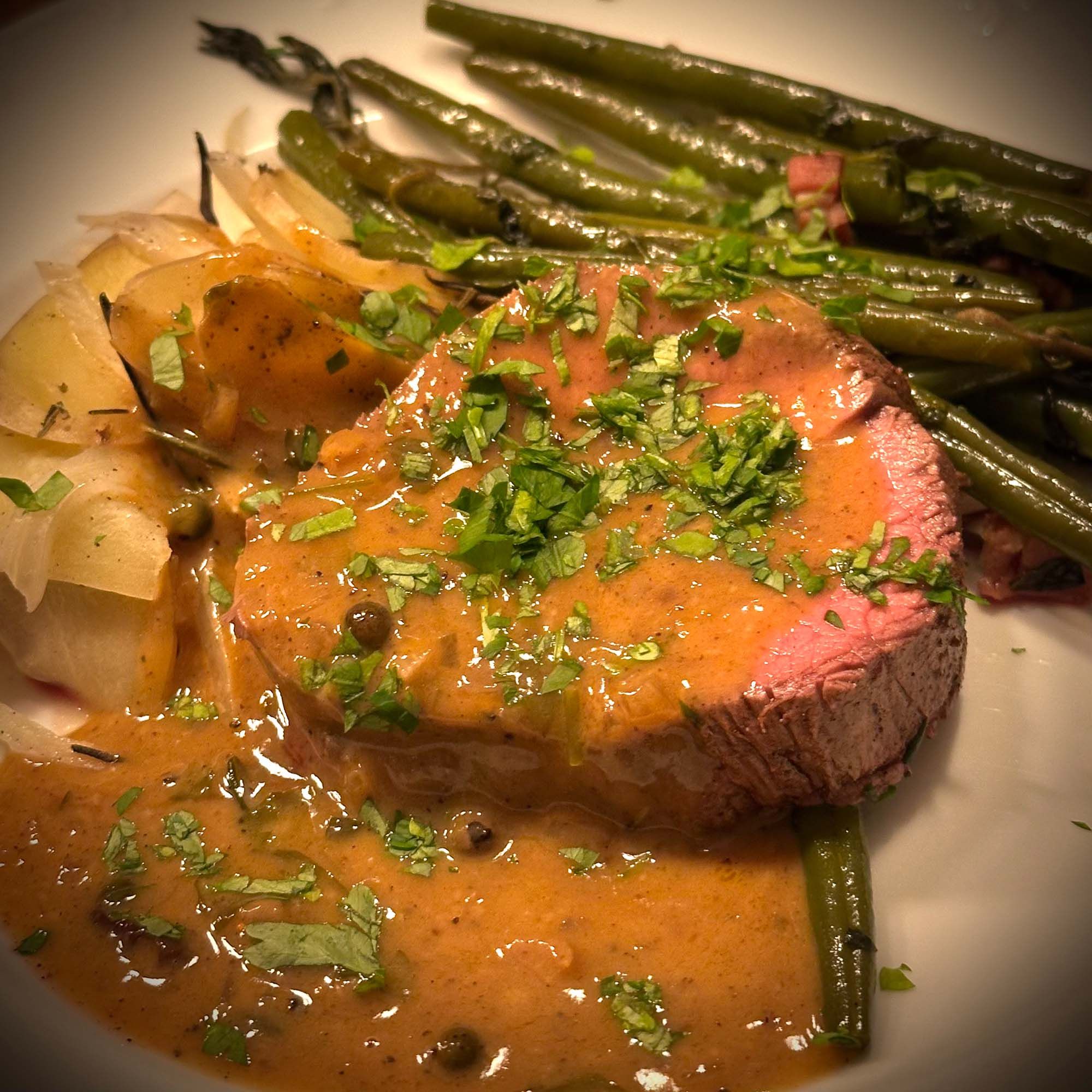 Rinderfilet mit Gratin und Speckbohnen